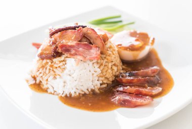 Soslu ve pirinçli ızgara kırmızı domuz eti.