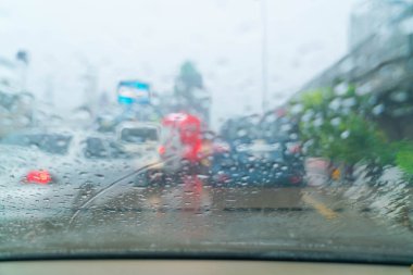 Arabanın camına yağmur damlaları