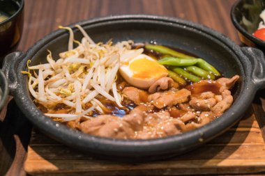 Sıcak tabakta Kore baharatlı Barbekü domuz eti 