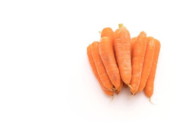 Beyaz arka planda bebek havuçları