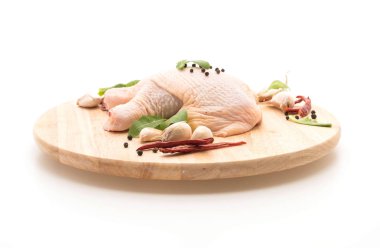 ahşap tahta ile kara biber, sarımsak ve kurutulmuş biber tavuk uyluk