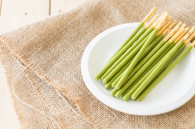 yeşil çay aromalı bisküvi sopayla