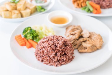 kızarmış tavuk berry pirinç ile sarımsak kara biber