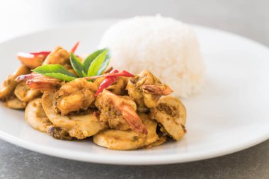 Kızarmış karides ve yeşil köri karıştırın 