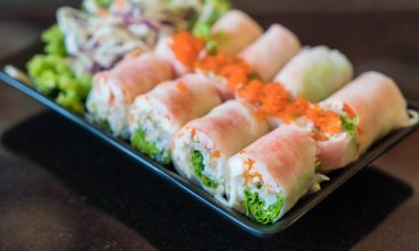 Salata sebze salatası ile rulo 