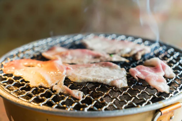 Carne de porco na grelha de carvão vegetal — Fotografia de Stock