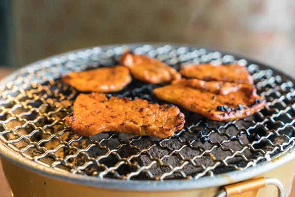 Carne de porco na grelha de carvão vegetal — Fotografia de Stock