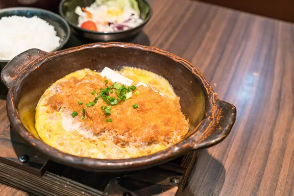 Japanisches paniertes frittiertes Schweineschnitzel (Tonkatsu) garniert mit E — Stockfoto