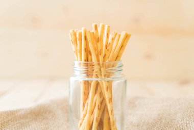 Bisküvi sopa ahşap arka plan üzerinde