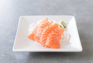 Somon çiğ sashimi
