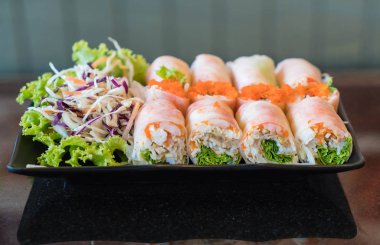 Salata sebze salatası ile rulo 