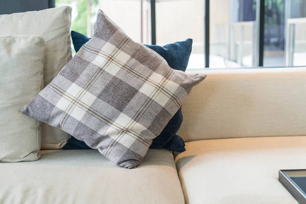 Almohada en el interior de decoración de sofá — Foto de Stock