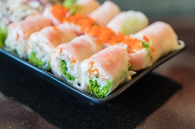 Salata sebze salatası ile rulo 