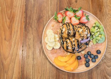 karışık meyve ile dondurma