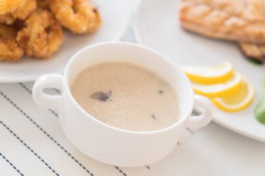 Masanın üzerinde mantar çorbası