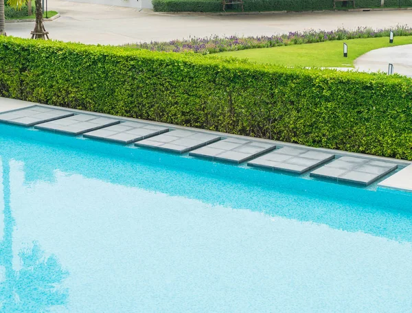 Bela piscina de luxo com palmeira — Fotografia de Stock