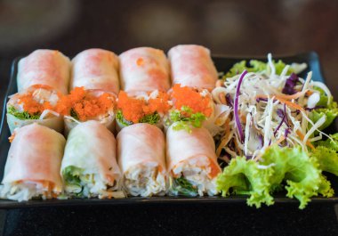 Salata sebze salatası ile rulo 