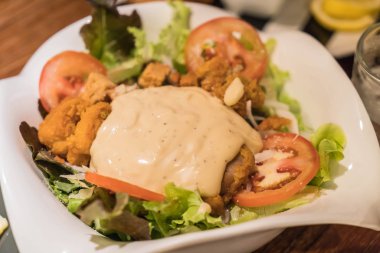 Cesar kızarmış tavuk salatası