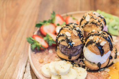 karışık meyve ile dondurma