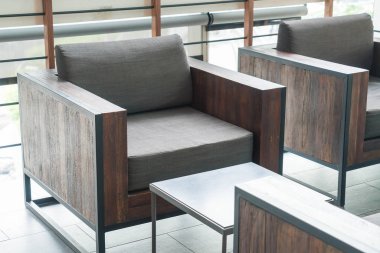 Boş masa ve sandalye 