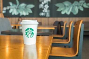 Bangkok, Tayland-Temmuz 6: Starbucks sıcak içecek masada kahve
