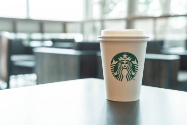 Bangkok, Tayland-Temmuz 6: Starbucks sıcak içecek masada kahve