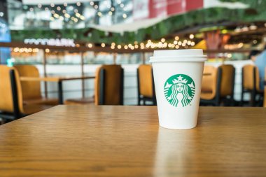 Bangkok, Tayland-Temmuz 6: Starbucks sıcak içecek masada kahve