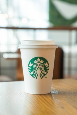 Bangkok, Tayland-Temmuz 6: Starbucks sıcak içecek masada kahve