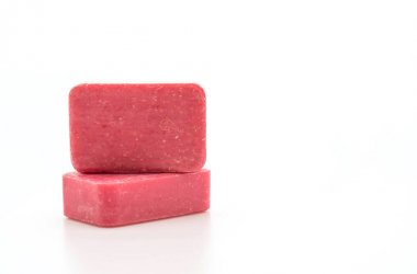 Beyaz arkaplanda pembe sabun