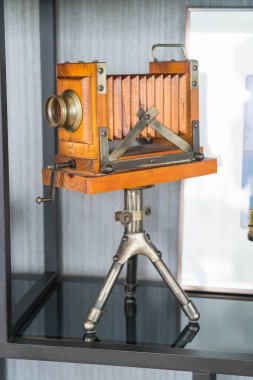 Klasik retro fotoğraf makinesi tripod üzerinde
