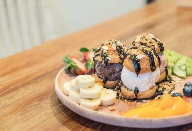 karışık meyve ile dondurma