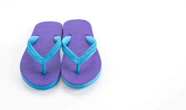 Beyaz arka plan üzerinde lastik terlikler