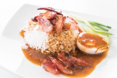 Soslu ve pirinçli ızgara kırmızı domuz eti.