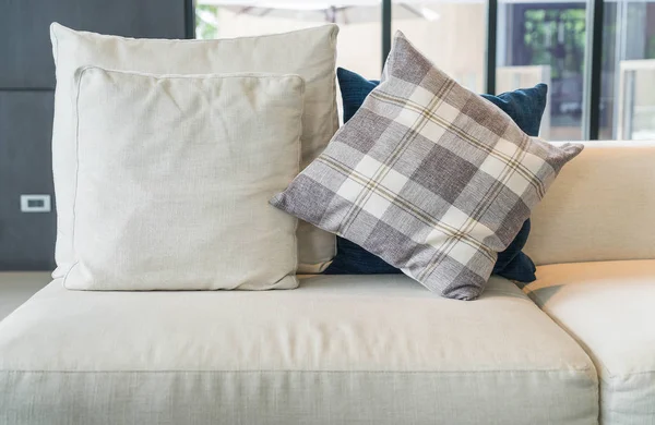 Подушка на диване украшения интерьера — стоковое фото