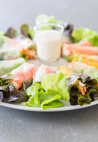 Tagliatelle di verdure fresche involtino primavera, cibo dietetico, cibo pulito, insalata — Foto Stock
