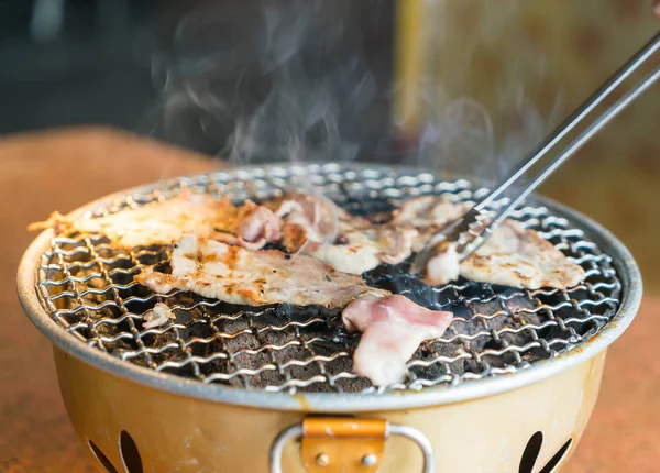 Carne de porco na grelha de carvão vegetal — Fotografia de Stock