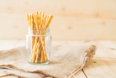 Bisküvi sopa ahşap arka plan üzerinde