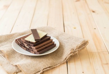 Tahta arka planda çikolatalar