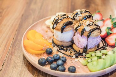 karışık meyve ile dondurma