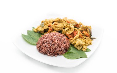 Tavada kızartılmış yeşil köri tavuk Berry pirinç