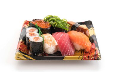 Karışık suşi seti - Japon yemekleri.