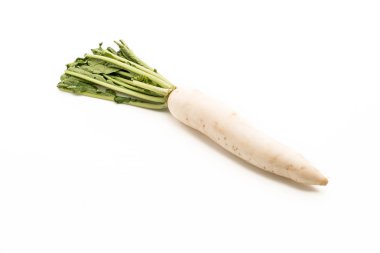 Beyaz üzerine taze turp