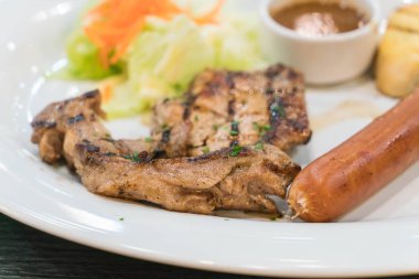 Soslu domuz eti biftek