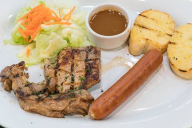 Soslu domuz eti biftek