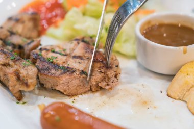 Soslu domuz eti biftek