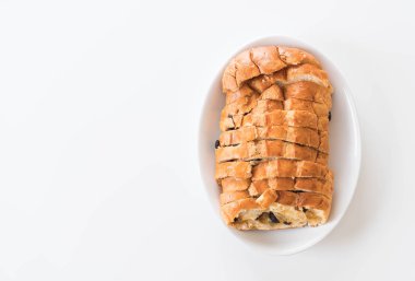 Beyaz tabakta kuru üzüm ekmek