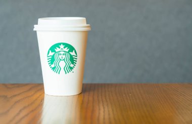 Bangkok, Tayland-Temmuz 6: Starbucks sıcak içecek masada kahve