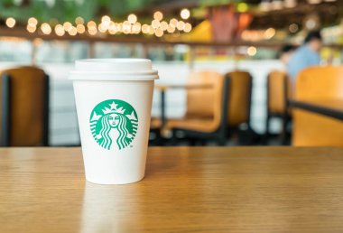 Bangkok, Tayland-Temmuz 6: Starbucks sıcak içecek masada kahve