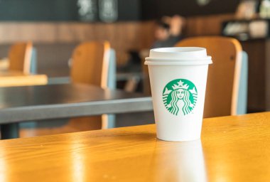 Bangkok, Tayland-Temmuz 6: Starbucks sıcak içecek masada kahve