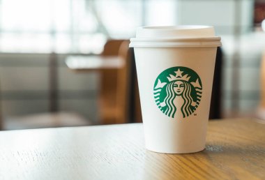 Bangkok, Tayland-Temmuz 6: Starbucks sıcak içecek masada kahve